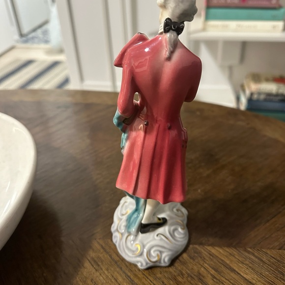 Beautiful Porcelain Figurine - Picture 3 of 3